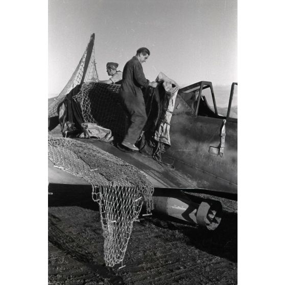 Sur le terrain d'aviation de Guidonia Montecelio occupé par le 1er groupe du Schlachtgeschwader 4 (I./SG 4), un Focke-wulf Fw-190 codé J équipé d'une bombe de 250 kg.