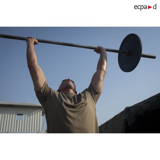 Un légionnaire en séance de sport sur le camp de la task force Monsabert à Bagdad (Irak).