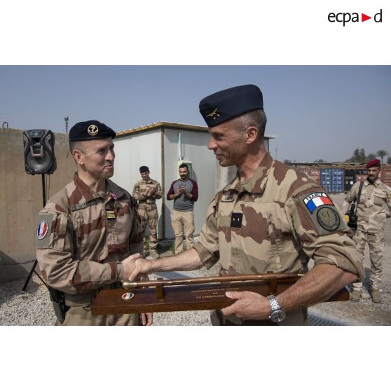 Le colonel Patrick Lamiral remet un bâton de marche au général de brigade aérienne Stéphane Dupont à Bagdad (Irak).