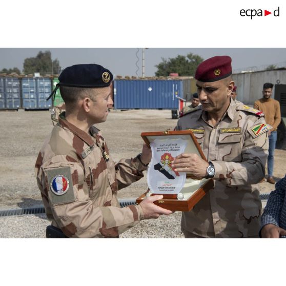 Le colonel Stéphane Dupont reçoit un cadeau des mains d'un major général irakien à Bagdad (Irak).