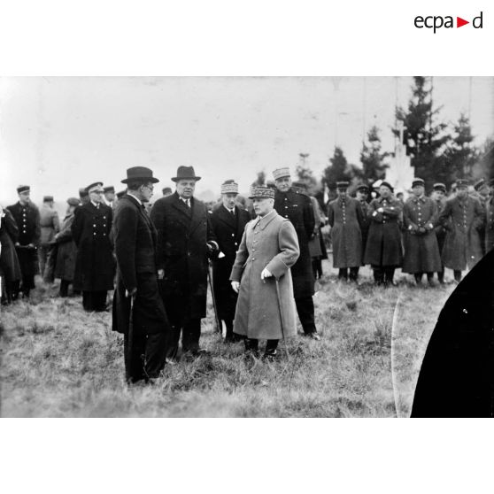 Photographie de groupe de personnalités politiques et du général d'armée Réquin.