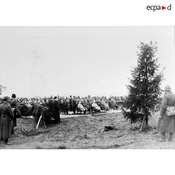 Plan général de la tribune officielle où siègent les personnalités civiles et militaires françaises et polonaises lors de la cérémonie militaire en l'honneur de l'armée polonaise.