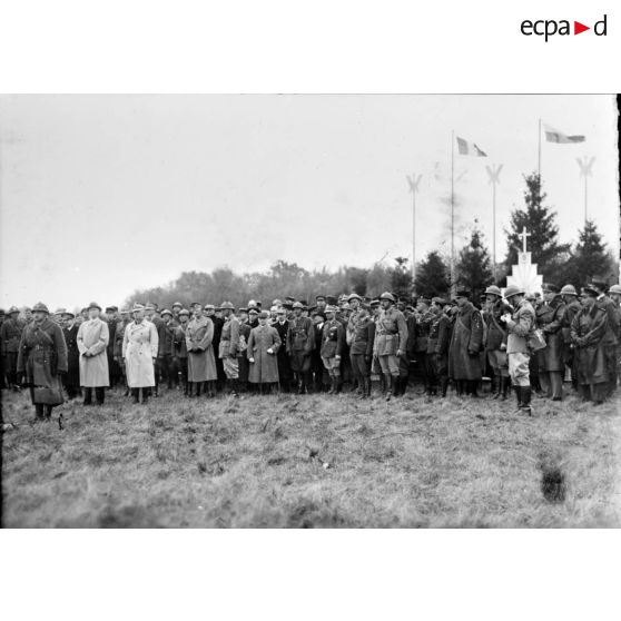 Photographie de groupe des personnalités civiles et militaires françaises et polonaises lors de la cérémonie militaire en l'honneur de l'armée polonaise.