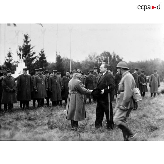 Le général Réquin accueille une personnalité politique lors de la cérémonie en l'honneur de l'armée polonaise.