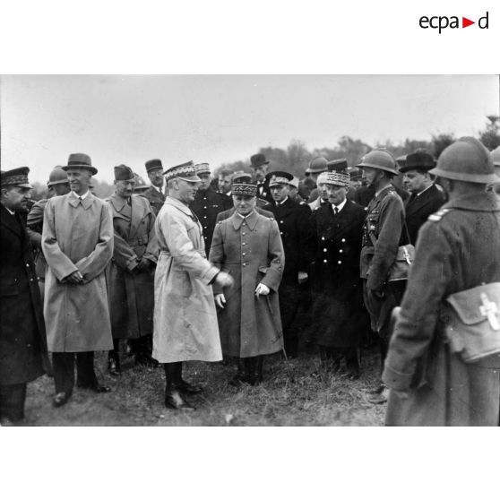 Photographie de groupe des personnalités civiles et militaires françaises et polonaises lors de la cérémonie militaire en l'honneur de l'armée polonaise.