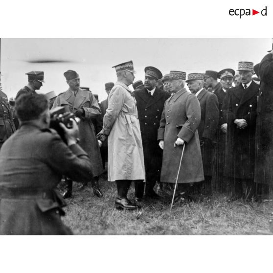 Photographie de groupe des personnalités civiles et militaires, françaises et polonaises.