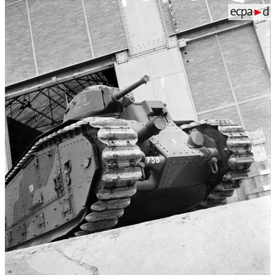 Plan moyen du char B1 bis numéro 738 qui sort de l'usine FCM de Toulon.