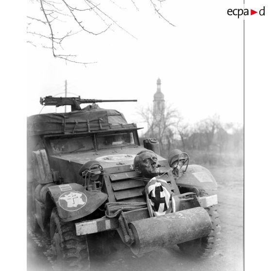 Village de Valff (Bas-Rhin) : un half-track de la 2e DB arbore plusieurs trophées de guerre.