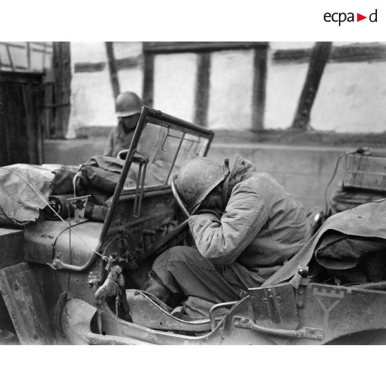 A Nordhouse (Bas-Rhin), un conducteur du 2e peloton du 4e escadron du régiment blindé de fusiliers marins( RBFM) s'est assoupi dans sa jeep.