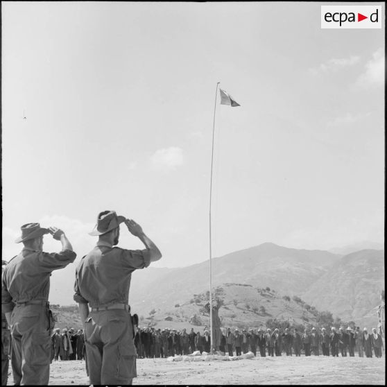 Levée des couleurs au village d'Amokrane Taslent en présence du 57e RI (régiment d'infanterie) et d'un nouveau groupe d'autodéfense.