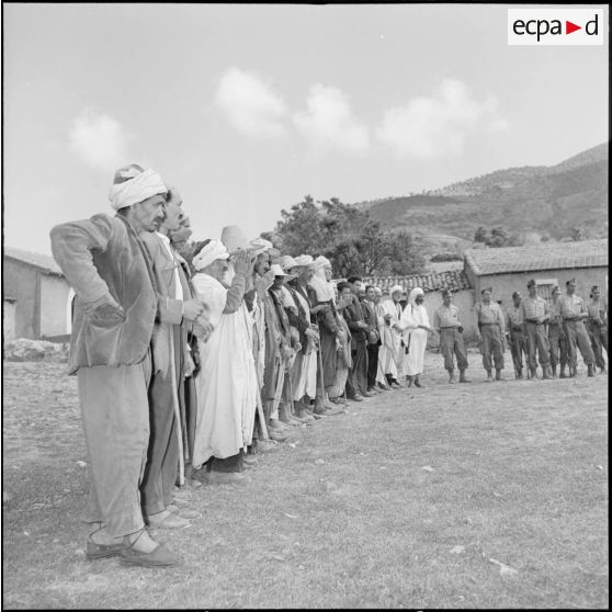 Nouveau groupe d'autodéfense de Tedert-Amokran applaudissant le discours du commandant du 57e RI (régiment d'infanterie).