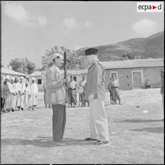 Remise des armes au nouveau groupe d'autodéfense de Tedert-Amokran par le commandant du 57e RI (régiment d'infanterie).