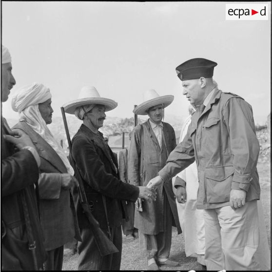 Présentation des chefs de faction des groupes d'autodéfense de Tedert-Amokran au colonel commandant le 57e RI (régiment d'infanterie).