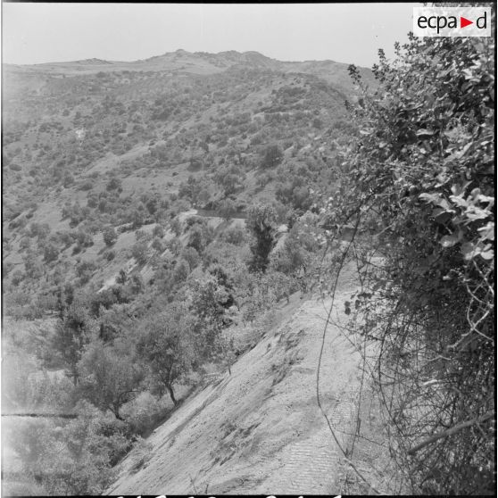 Vue sur la piste en construction reliant la route entre Makouda et Akaoudj.