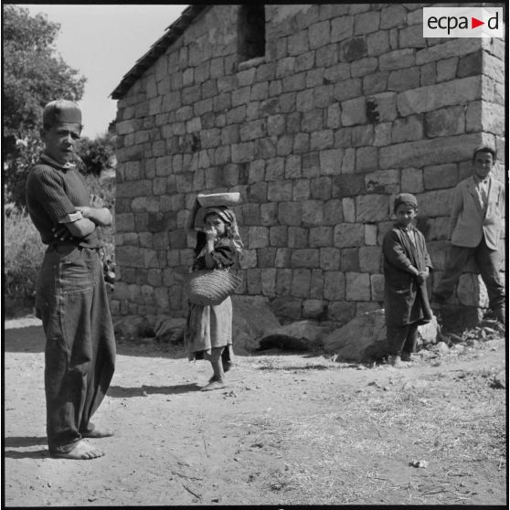 Enfants algériens dans une rue du village de Tala'n Taghrast.