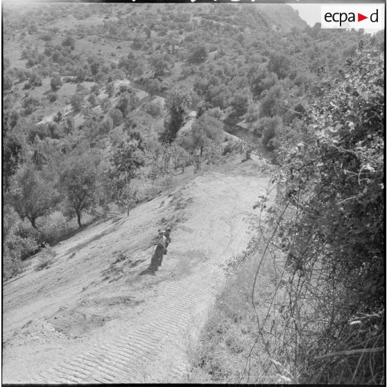 Vue sur la piste en construction reliant la route entre Makouda et Akaoudj.