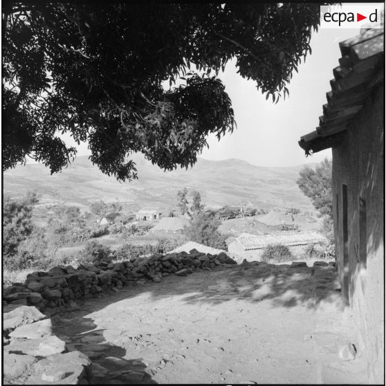 Vue sur le camp de la 2e compagnie du 291e BI (Bataillon d'infanterie) installé dans une mechta de Tala Taghrast.