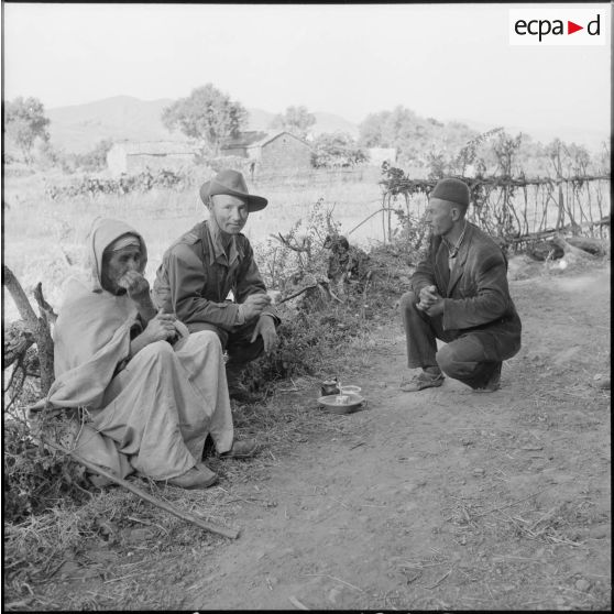 Algérien servant le café au officier SAS (section administrative spécialisée) de Tigzirt.