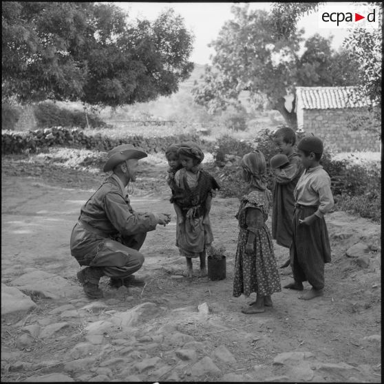 Distribution de bonbon aux enfants de Tala'n Taghrast par l'officier SAS (Section administrative spécialisée) de Tigzirt.