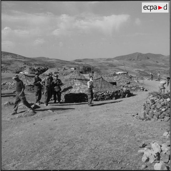 Vie au campement de la 2e compagnie du 291e BI (Bataillon d'infanterie) à Tala Taghrast.