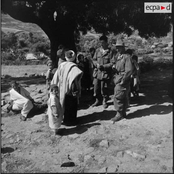 Rencontre entre l'officier SAS de Tigzirt et les villageois de Tala'n Taghrast.