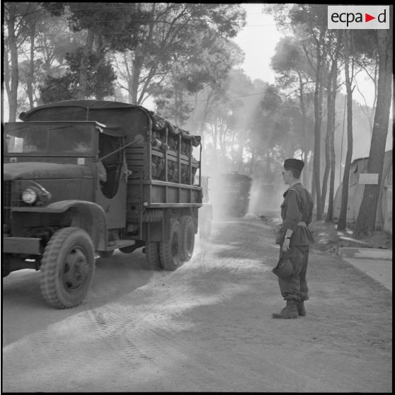 Départ des véhicules GMC de la 1e compagnie du 22e RI (régiment d'infanterie) de Zeralda vers leur nouveau cantonnement.