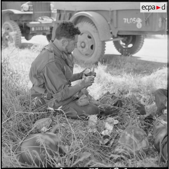 Repas du midi pour un soldat du 22e RI (régiment d'infanterie) sur la route d'Orléansville.