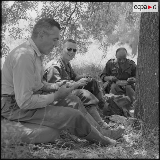 Déjeuner lors d'une pause sur la route d'Orléansville pour les commandants Cahiol et Rouy et le capitaine Blanchard du 22e RI (régiment d'infanterie).