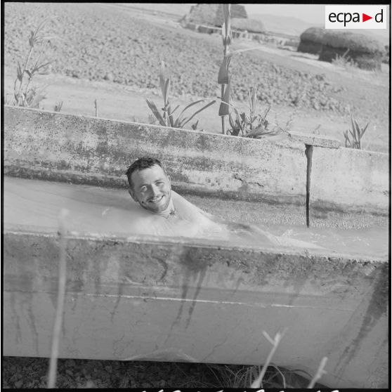 Baignade dans un canal pour un soldat de la 1e compagnie du 22e RI (régiment d'infanterie) en pause sur la route d'Orléansville.