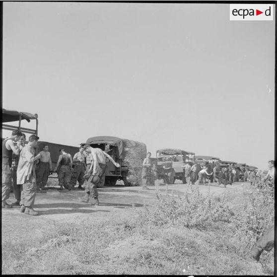 Soldats de la 1e compagnie du 22e RI (régiment d'infanterie) se préparant à remonter à bord de leurs véhicules GMC après une pause sur la route d'Orléansville.