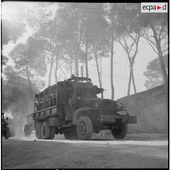 Départ des véhicules GMC de la 1e compagnie du 22e RI (régiment d'infanterie) de Zeralda vers leur nouveau cantonnement.