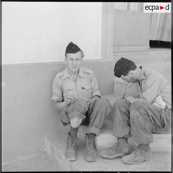 Soldats du Groupe de transport (GT) 539 écrivant des lettres à leurs familles lors d'une pause dans la région d'Alger.