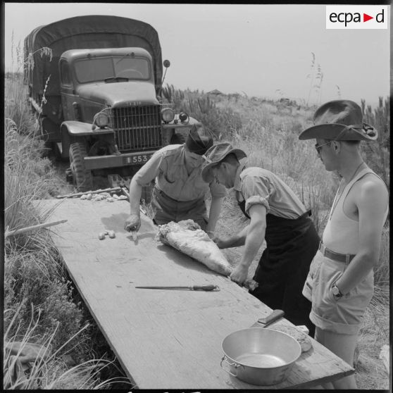 Préparation du repas pour la 3e compagnie du 22e RI (régiment d'infanterie) dans la région d'Alger.