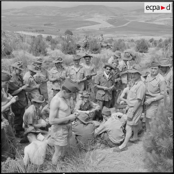 Corvée de pluches pour la 3e compagnie du 22e RI (régime d'infanterie) en bivouac dans la région d'Alger.