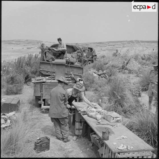 Préparation du repas pour la 3e compagnie du 22e RI (régiment d'infanterie) sur la cuisine roulante de leur bivouac dans la région d'Alger.