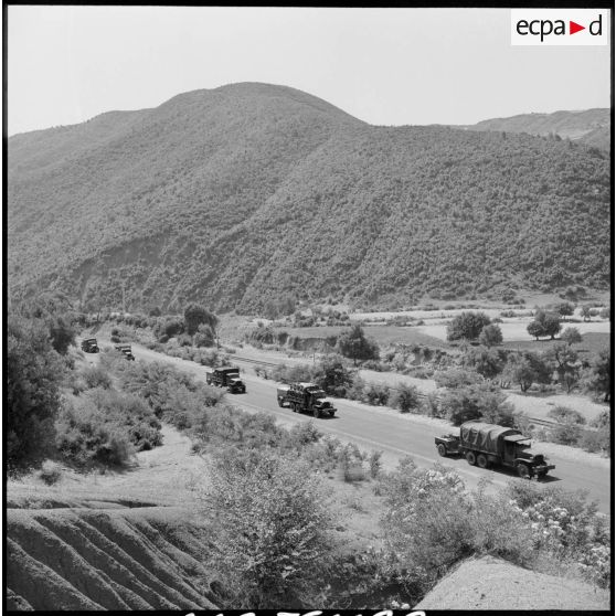 Convoi de la 1e compagnie du 22e RI (régiment d'infanterie) sur la route d'Orléansville.