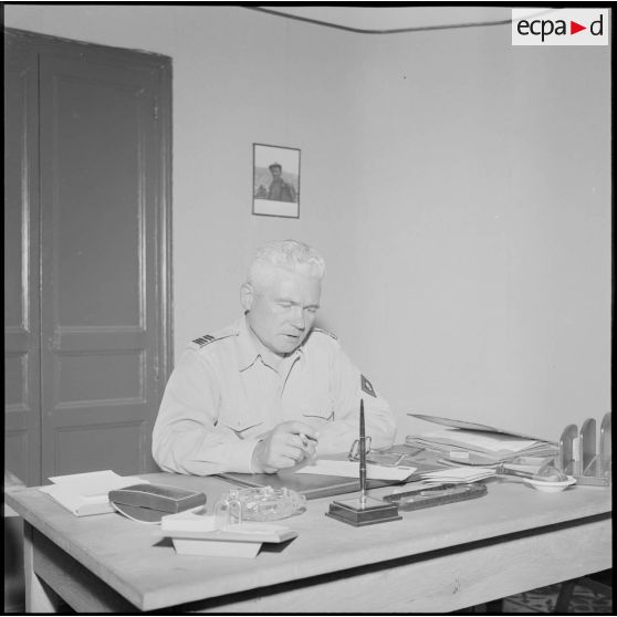 Portrait du colonel Thomas du 3e REI (régiment étranger d'infanterie) et commandant du secteur d'Arris dans son bureau au poste d'Arris.