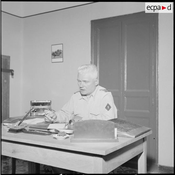 Portrait du colonel Thomas du 3e REI (régiment étranger d'infanterie) et commandant du secteur d'Arris dans son bureau au poste d'Arris.