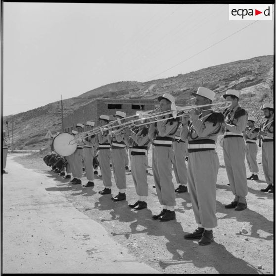 La musique militaire du 3e REI (régiment étranger d'infanterie) devant le poste d'Arris.