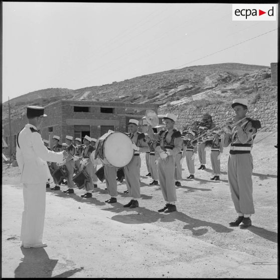 La musique militaire du 3e REI (régiment étranger d'infanterie) devant le poste d'Arris.