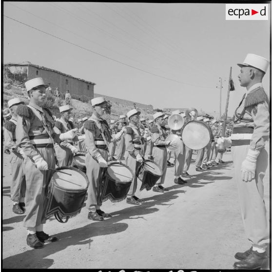 La musique militaire du 3e REI (régiment étranger d'infanterie) devant le poste d'Arris.