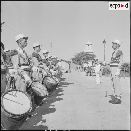 La musique militaire du 3e REI (régiment étranger d'infanterie) devant le poste d'Arris.