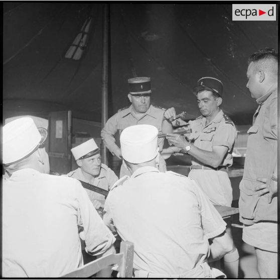 Instruction au fusil-mitrailleur 24/29 de soldats du 3e REI (régiment étranger d'infanterie) à Arris.