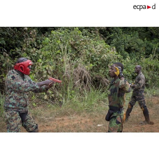 Un gendarme ivoirien joue le rôle d'un personnel dangereux et armé à Abidjan, en Côte d'Ivoire.