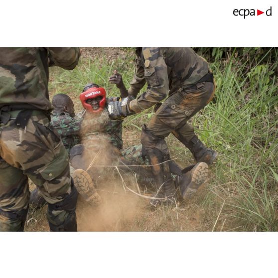 Des gendarmes ivoiriens simulent la neutralisation d'un personnel dangereux et armé à Abidjan, en Côte d'Ivoire.