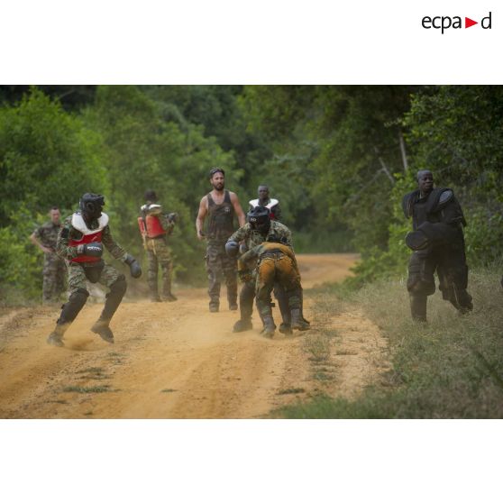 Des gendarmes ivoiriens s'entraînent au combat rapproché sous la supervision d'instructeurs du 13e bataillon de chasseurs alpins (BCA) à Abidjan, en Côte d'Ivoire.