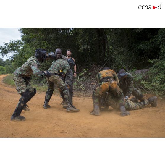 Des gendarmes ivoiriens s'entraînent au combat rapproché sous la supervision d'instructeurs du 13e bataillon de chasseurs alpins (BCA) à Abidjan, en Côte d'Ivoire.