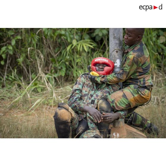 Des gendarmes ivoiriens s'entraînent au combat rapproché sous la supervision d'instructeurs du 13e bataillon de chasseurs alpins (BCA) à Abidjan, en Côte d'Ivoire.