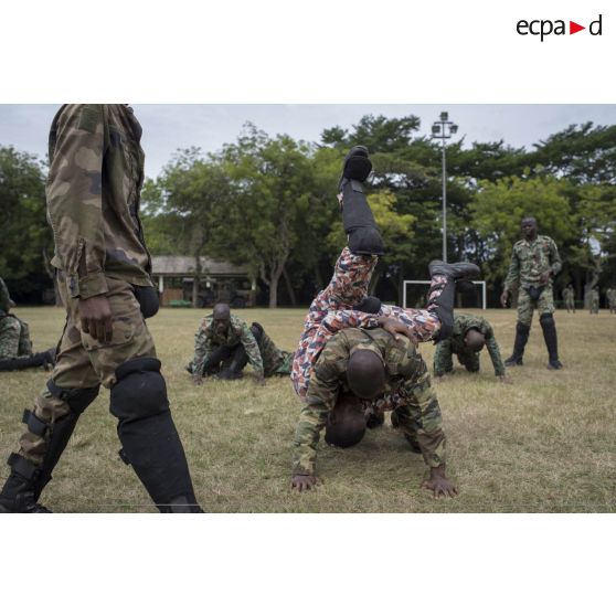 Des gendarmes ivoiriens s'entraînent aux techniques de combat rapproché à Abidjan, en Côte d'Ivoire.