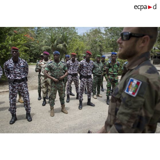 Un instructeur du 13e bataillon de chasseurs alpins (BCA) encadre des gendarmes ivoiriens pour leur remise de diplôme à l'issue d'une formation à Abidjan, en Côte d'Ivoire.